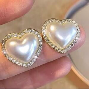 Inlaid Rhinestone Pearls Earrings.